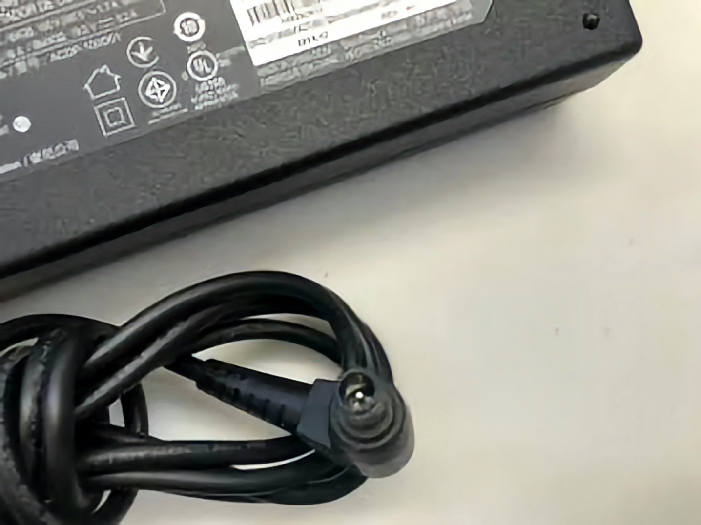 Sony APDP-100A1 AC Adapter 19,5V = 5,2A für Sony TV / Notebook's / Laptop's