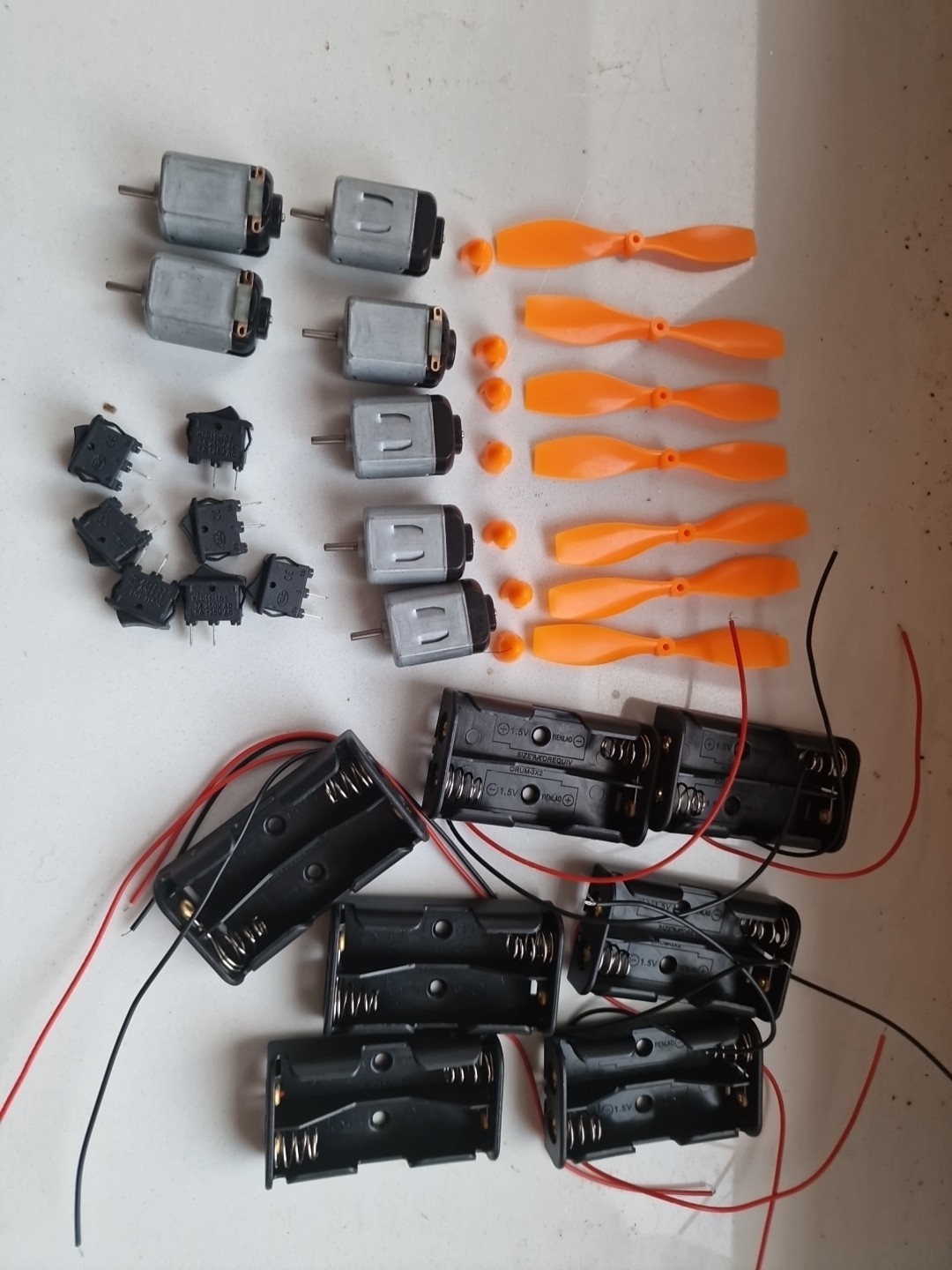 7 Stück 130 Micro DC Motor 1.5V-6V 7xPropeller, 7 Stück AA Batteriehalter ...